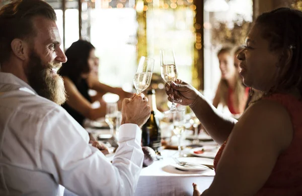 Menschen trinken in Restaurant — Stockfoto