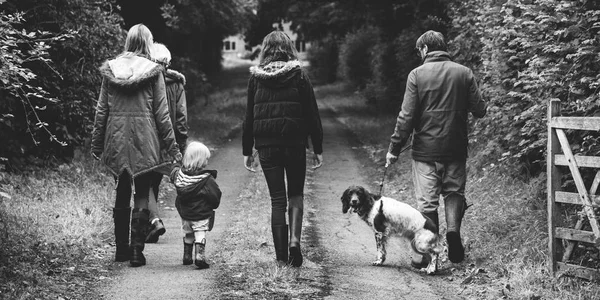 Família andando com cão — Fotografia de Stock