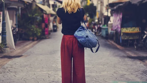 Mujer viajera explorando la ciudad — Foto de Stock