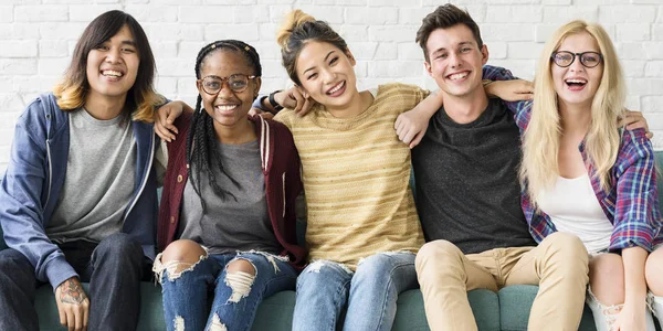 Studenten samen knuffelen — Stockfoto