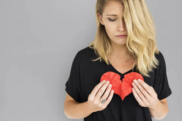 Chica sosteniendo el corazón roto — Foto de Stock