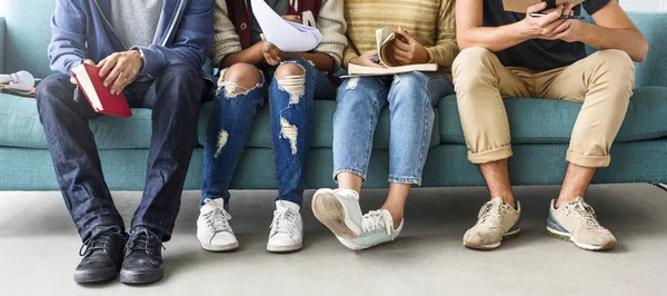 Estudiantes aprendiendo juntos — Foto de Stock