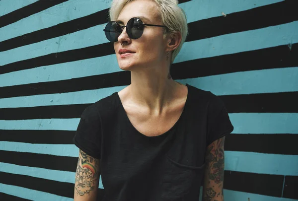 Стильна жінка з татуюваннями — стокове фото