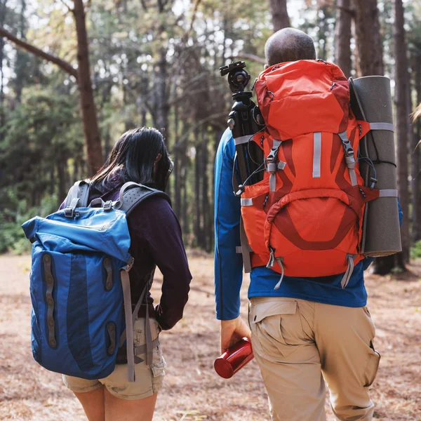 Pareja joven viajando —  Fotos de Stock