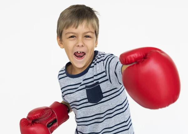 Kleine jongen poseren in studio — Stockfoto