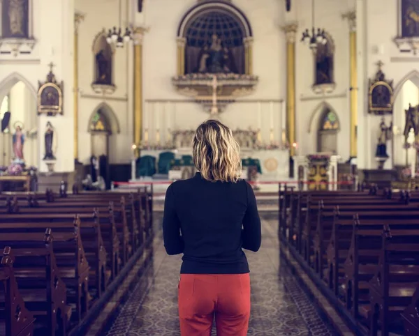教会で立っている女性 — ストック写真