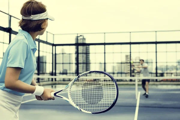 Homme et femme jouant au tennis — Photo