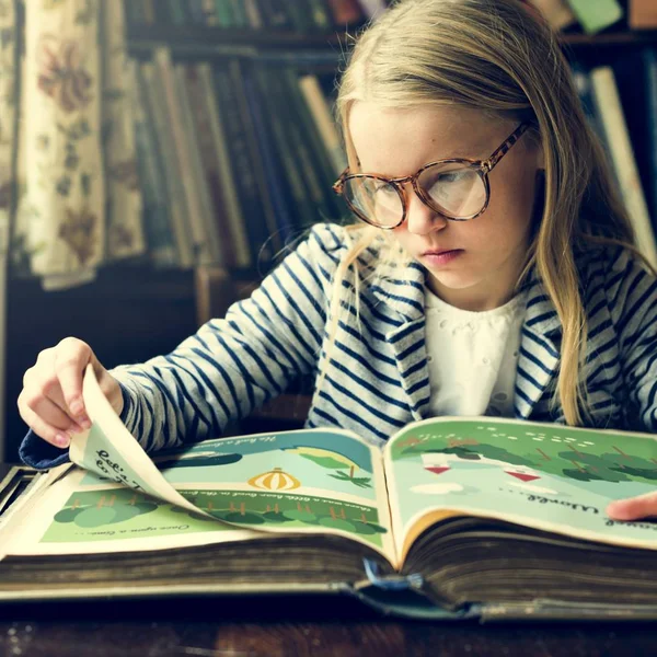 Chica leyendo historia — Foto de Stock