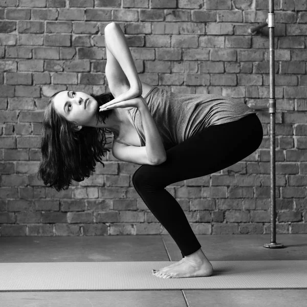Žena, která dělá cvičení cvičení jógy — Stock fotografie