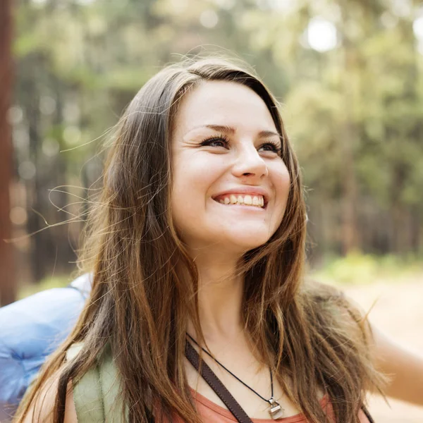 Viajero femenino en el bosque —  Fotos de Stock