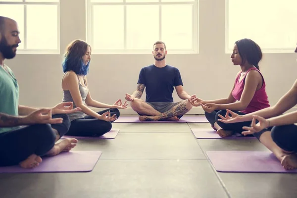Pessoas fazendo meditação de Yoga — Fotografia de Stock