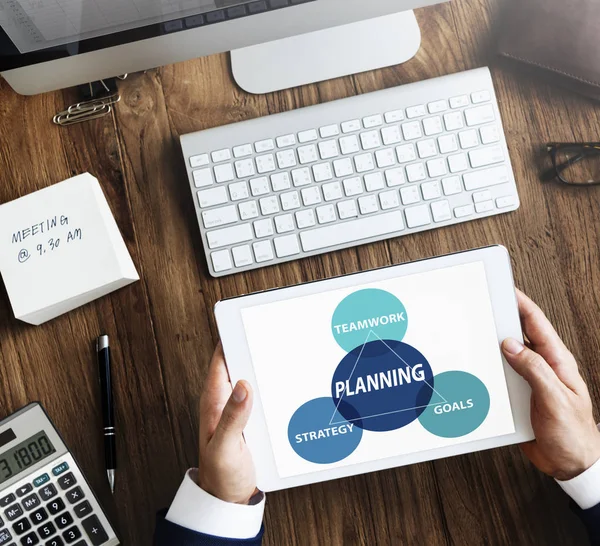 iş kişi dijital tablet kullanma