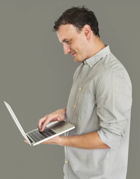 Uomo che utilizza il computer portatile in studio — Foto Stock