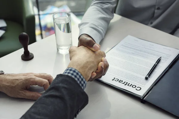 Erfolgreiche Geschäftsleute per Handschlag — Stockfoto