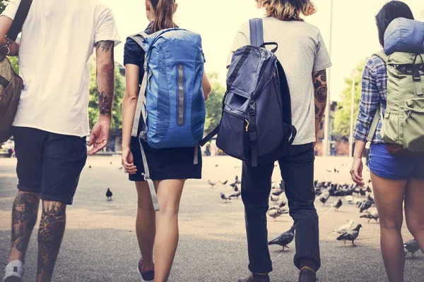 Jóvenes amigos viajeros con mochilas —  Fotos de Stock