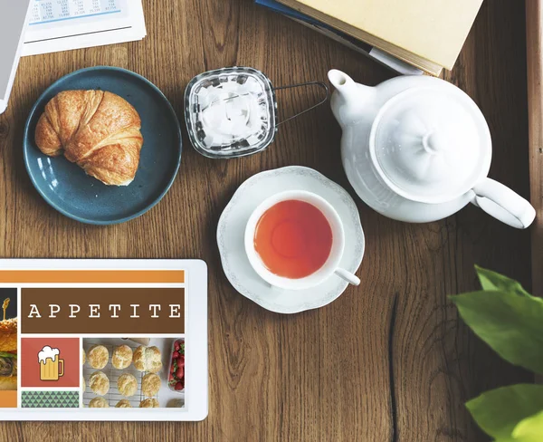 Ontbijt en digitale tablet — Stockfoto