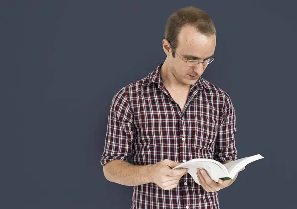 Muž čte knihu — Stock fotografie