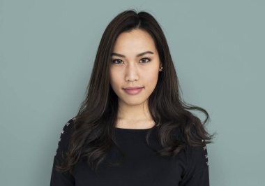 kadın stüdyoda poz 