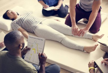 İnsanlar masaj yapmak eğitim