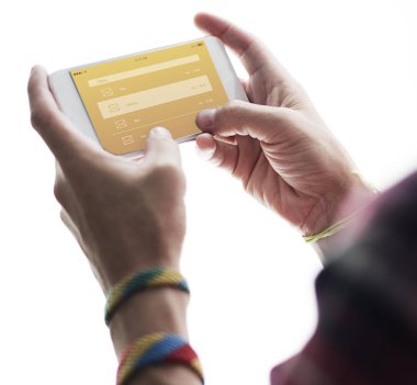 insan elinden tutarak cep telefonu