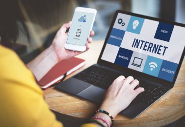 Dizüstü bilgisayar kullanan genç kadın