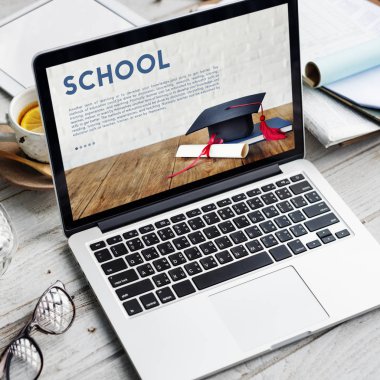 Çalışma Masası üstünde laptop