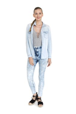 Stüdyoda genç bir kadın 