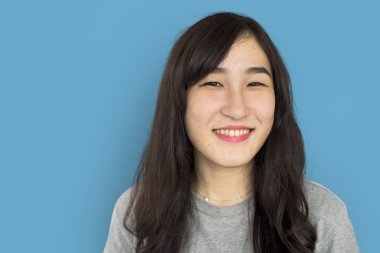 Asyalı kadın stüdyoda poz 