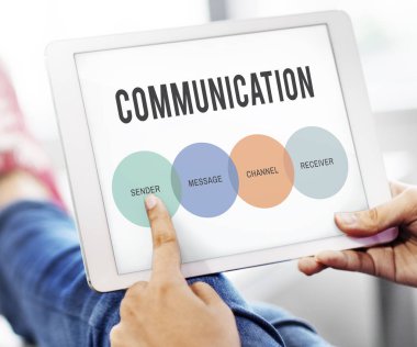 Dijital tablo kullanan kişi