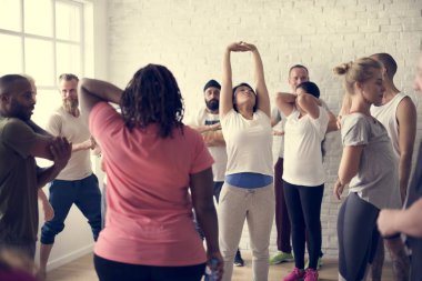 İnsanlar egzersiz sınıfında