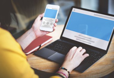 Cep telefonu tutan kadın 