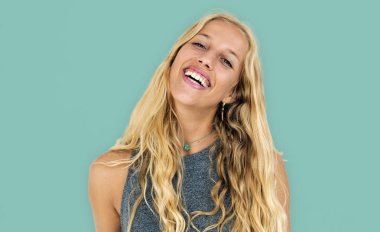 kadın stüdyoda poz 