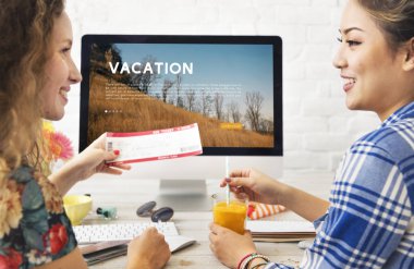 bilgisayar ile güzel kadınlar