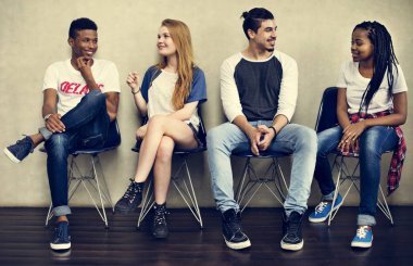 Sandalye üzerinde oturan arkadaşlar