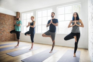 Yoga pratik egzersiz yaparak arkadaşlar 