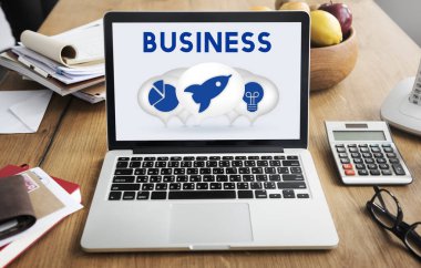 Çalışma Masası üstünde laptop