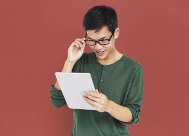 Dijital tablet kullanan adam