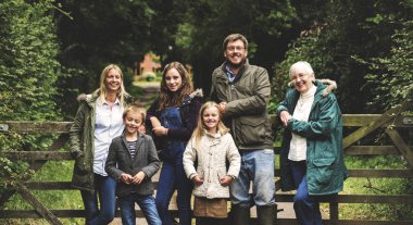 Dışarıda büyük bir aile var.