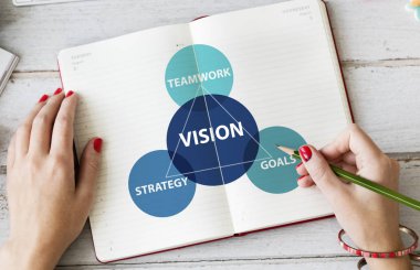 Günlüğe notlar yazan kadın