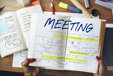 Kadın holding açık kitap