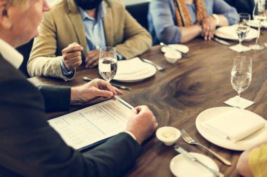 Şirket toplantısında iş adamları