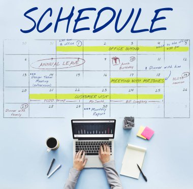 Dizüstü bilgisayarda çalışan kişi