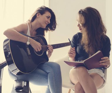 Lezbiyen çift birlikte vakit geçiriyor.