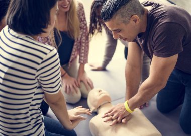 CPR ilk yardım eğitimi öğrenme insanlar 