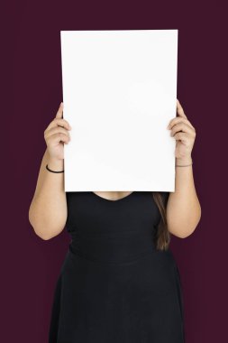 kadın stüdyoda poz