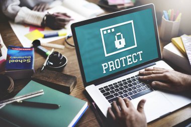 Dizüstü bilgisayarda çalışan iş adamı