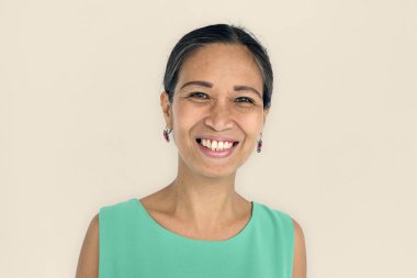 kadın stüdyoda poz 