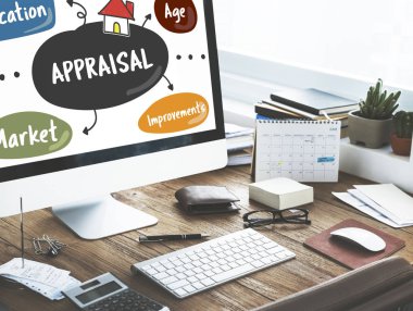 Bilgisayar çalışma masası üzerinde