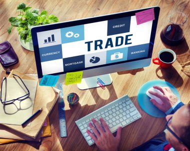 İşyeri masada bilgisayar kullanan adam