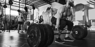 Spor salonunda egzersiz yapan adam.